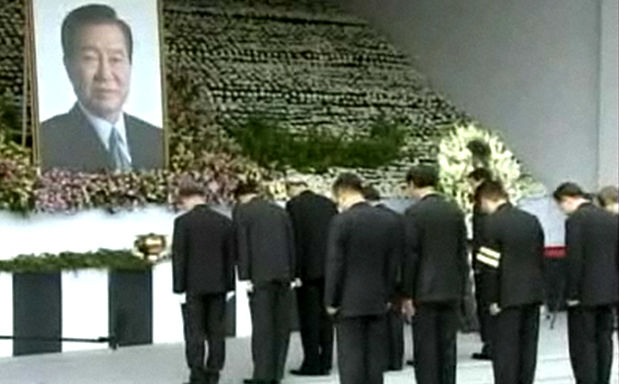 North Korean officials give their respects during the ex-South Korean President Kim Dae-jung's funeral - BBC North Korean officials give their respects during the ex-South Korean President Kim Dae-jung's funeral - BBC
