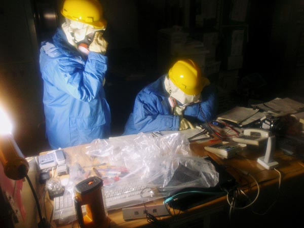 Operarios trabajando en el control de la emergencia de Fukushima - AP