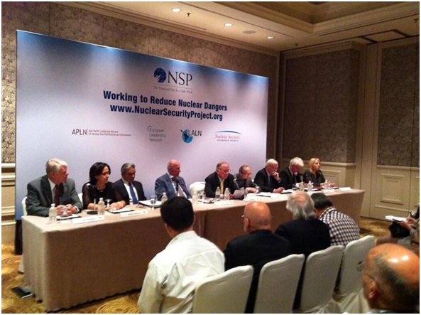 Conferencia de prensa en Singapur con Nunn, Shultz, Perry, Evans, Des Browne, Arguello, Roughead y Anderson
