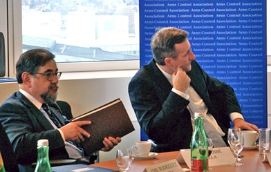 Embajador Labbé junto con Tibor Toth